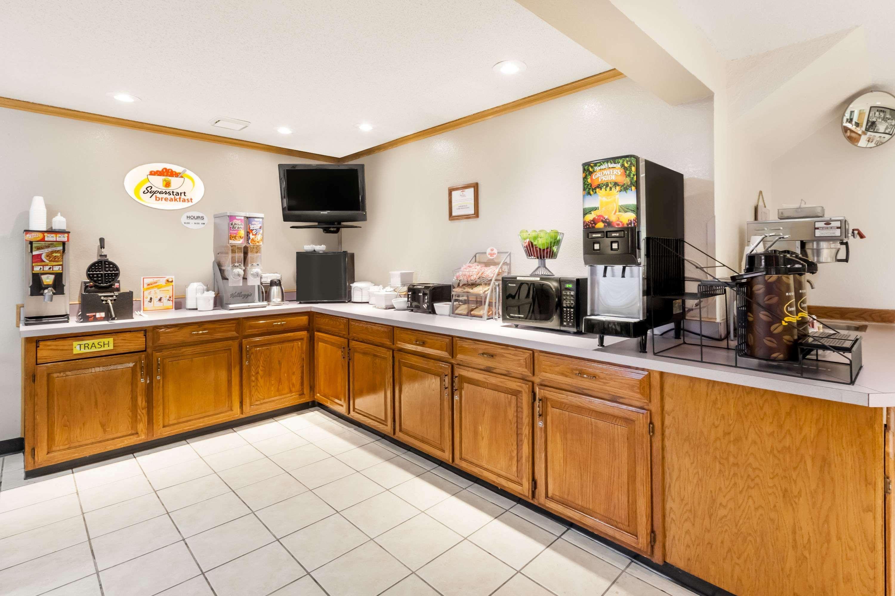 Super 8 By Wyndham Ionia Mi Hotel Ngoại thất bức ảnh