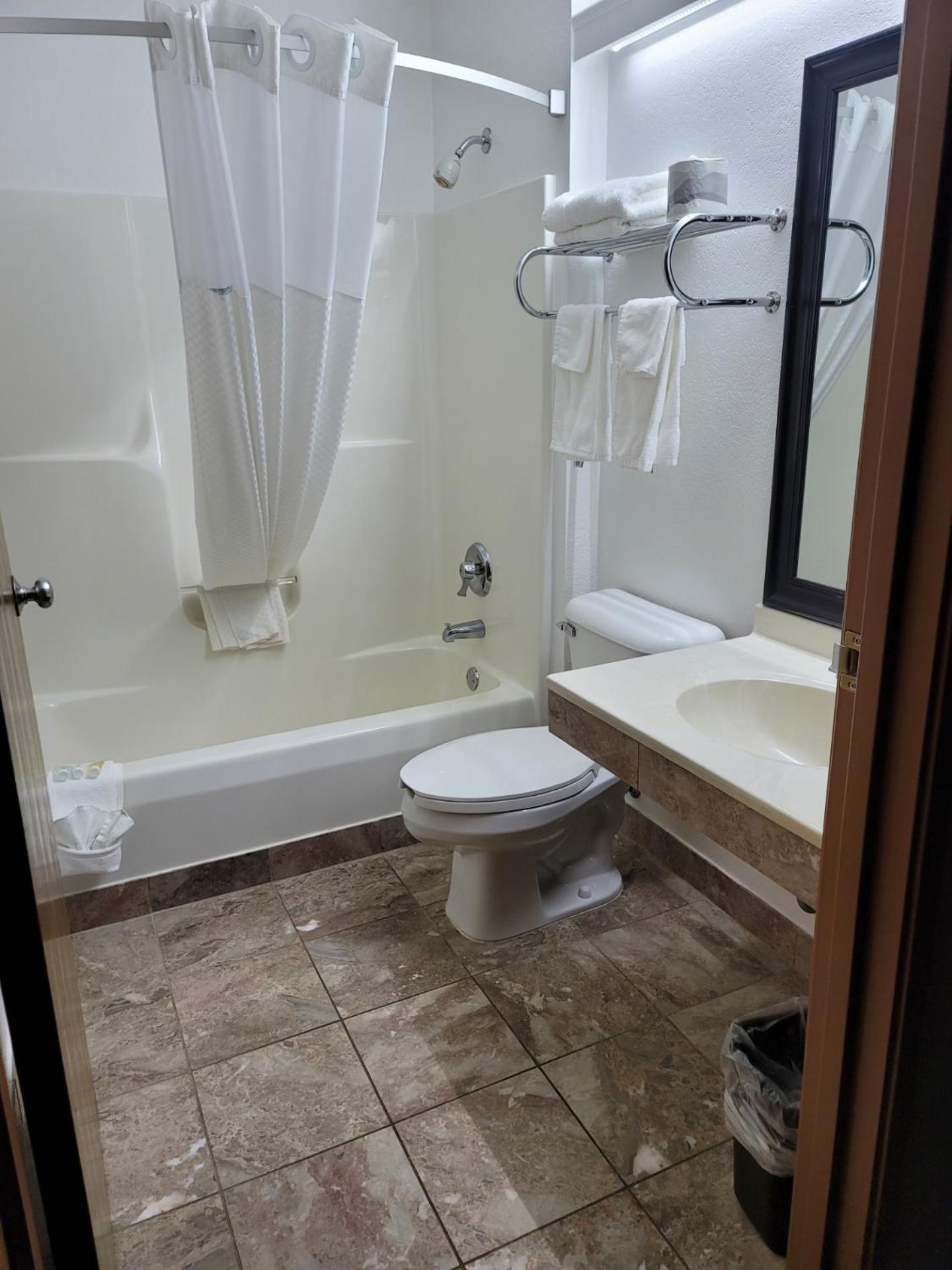Super 8 By Wyndham Ionia Mi Hotel Ngoại thất bức ảnh
