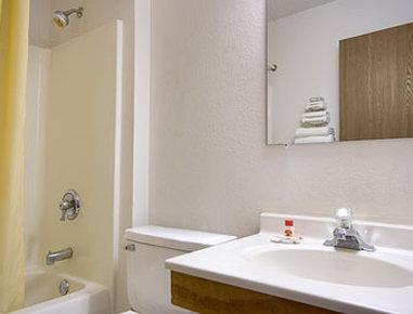 Super 8 By Wyndham Ionia Mi Hotel Ngoại thất bức ảnh